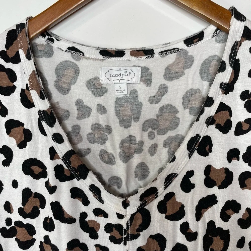 Mudpie Leopard Print V-Neck‎ Top Small